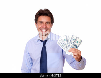 Portrait d'un business man holding up dollars en espèces contre l'arrière-plan blanc.