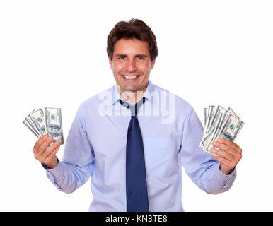 Portrait d'un homme charmant et souriant vous montrant les dollars contre l'arrière-plan blanc.