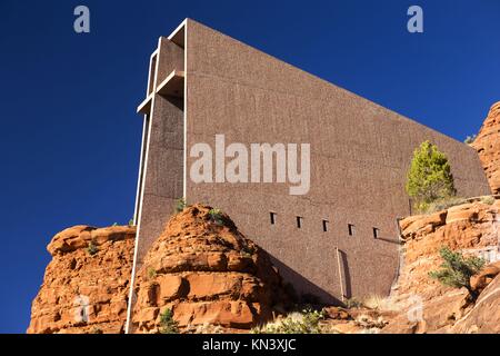 Chapelle catholique romaine de la Sainte Croix de repère architectural moderne construit sur la Butte de Red Rock en Arizona Sedona Banque D'Images