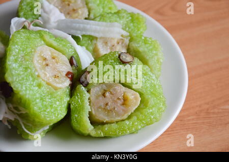 Le riz gluant enveloppée de sucre garniture banane Banque D'Images