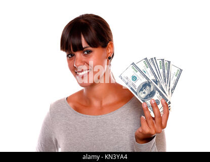 Portrait of a smiling et jolie jeune femme tenant de dollars contre l'arrière-plan blanc.