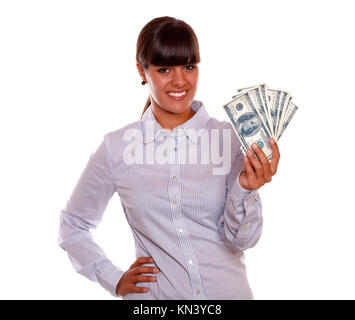 Portrait of a smiling pretty young woman holding dollars contre l'arrière-plan blanc.