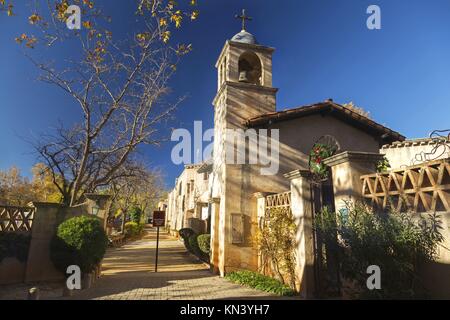 Passage piéton et clocher de la cathédrale dans le village espagnol des arts et métiers de Tlaquepaque. Sedona Arizona Southwest USA Blue Skyline Sunny Day Banque D'Images