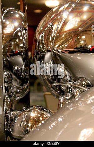 Détail des phares dorés et argentés sur le côté du coupé Rolls Royce de voyage fabriqué à l'époque dorée Banque D'Images