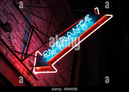 Panneau d'entrée de néon sur Building at Night Banque D'Images