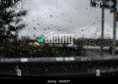 La pluie sur les vitres des voitures pendant la journée Banque D'Images