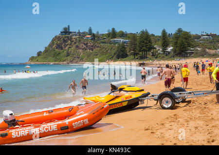 L'équipe de sauveteurs de sauvetage de surf sur la plage de Newport à Sydney, Australie Banque D'Images