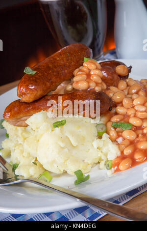 Pub anglais, le plat de saucisses et purée de pommes de terre avec des haricots blancs. Banque D'Images