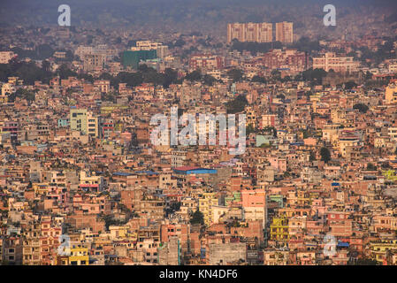 Vue de l'étalement urbain à partir de Katmandou Temple de Swayambhunath, Katmandou, Népal Banque D'Images