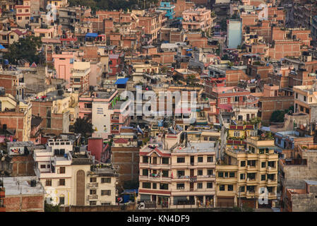 Vue de l'étalement urbain à partir de Katmandou Temple de Swayambhunath, Katmandou, Népal Banque D'Images