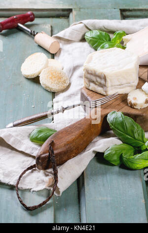 Variation du fromage, servi sur planche à découper en bois avec le basilic et breadover turquoise table en bois. Voir la série Banque D'Images