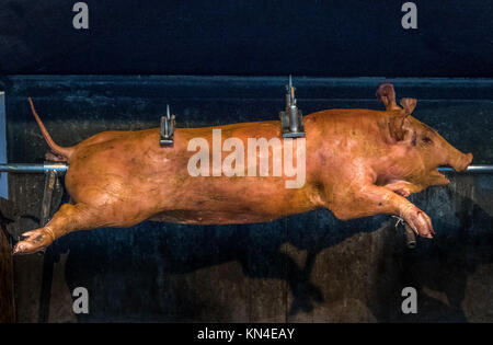 Cochon de lait sur le gril, Munich, Bavaria, Germany, Europe Banque D'Images