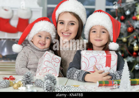 Jeune mère de filles celebrating Christmas Banque D'Images