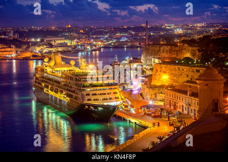 Vue aérienne de bateau de croisière dans le Grand Port de nuit, La Valette, Malte Banque D'Images