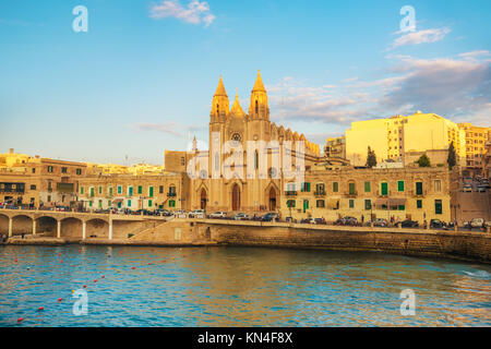 Belle vue sur l'église de Saint Julians, Malte, Balluta Bay Banque D'Images