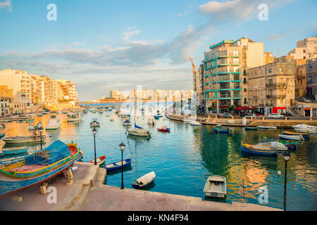 Belle vue sur le port avec bateaux et voiliers maltais à Sliema à Sliema, la baie de Spinola, Malte Banque D'Images