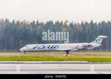 Ljubljana, Slovénie - 19.10.2016 : compagnie aérienne nationale slovène Adria Airways Canadair Regional Jet CRJ900, S5-AAO qui décolle de l'Aéroport Brnik de Ljubljana - Banque D'Images