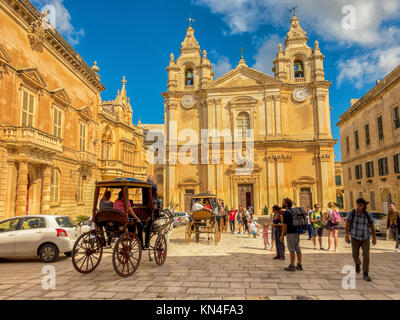 Mdina, Malte, le 7 octobre 2017 : calèche pittoresque et les touristes sur saint catholique Cathédrale Pierre et Paul Banque D'Images