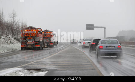 Le sablage des camions voitures dur ont réussi sur l'autoroute M7 dans le comté de Limerrick, près de Birdhill, Irlande. Banque D'Images