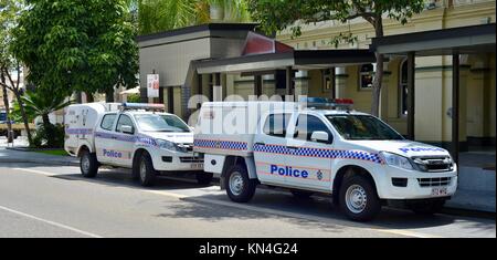 Cabine lits jumeaux Police utes stationnée sur la rue Flinders après une altercation, Townsville, Queensland, Australie Banque D'Images