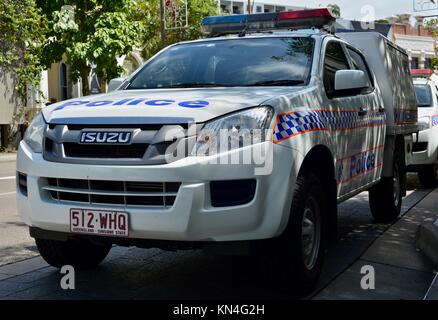 Cabine lits jumeaux Police utes stationnée sur la rue Flinders après une altercation, Townsville, Queensland, Australie Banque D'Images