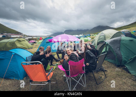 Les gars s'amuser au camping Domaine de G ! Festival 2017. Syðrugøta, Îles Féroé Banque D'Images