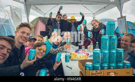 Les gars s'amuser au camping Domaine de G ! Festival 2017. Syðrugøta, Îles Féroé Banque D'Images