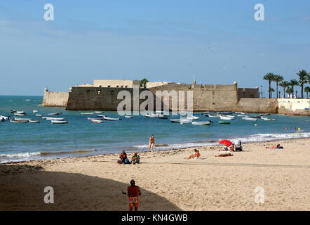 La plage de La Caleta et le château de Santa Catalina, Cadix, Espagne Banque D'Images