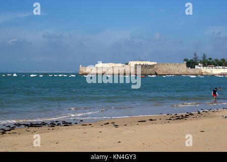 La plage de La Caleta et le château de Santa Catalina, Cadix, Espagne Banque D'Images