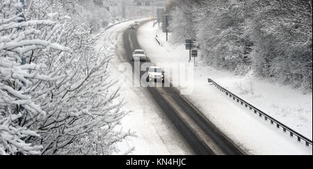 Le trafic DANS DES CONDITIONS DE NEIGE SUR LA BRETELLE D'AUTOROUTE M54, PRÈS DE CANNOCK STAFFORDSHIRE RE HIVER GLACE AUTOMOBILE ICEY UK Banque D'Images