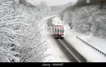 Camion Poids Lourds DANS LA NEIGE SUR LA BRETELLE D'AUTOROUTE M54, PRÈS DE CANNOCK STAFFORDSHIRE RE HIVER GLACE AUTOMOBILE ICEY UK Banque D'Images