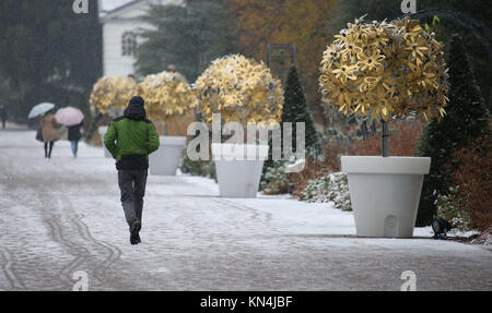 Visiteurs franchissent les Royal Botanic Gardens, Kew, dans le sud ouest de Londres après une lourde chute de neige dans de vastes parties du pays. Banque D'Images