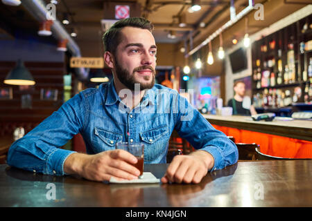 Heureux l'homme ivre en Bar Banque D'Images