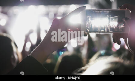 Les spectateurs de la musique les concerts de réaliser une vidéo sur le smartphone Banque D'Images