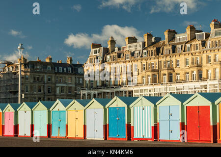 Cabines colorées à Hove, East Sussex, Angleterre. Après-midi d'hiver. Banque D'Images