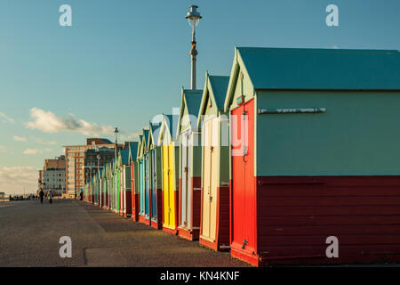 Cabines de plage de Brighton sur un après-midi d'hiver, East Sussex, Angleterre. Banque D'Images