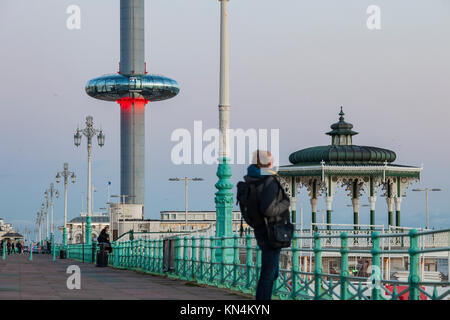 Soir sur le front de mer de Brighton, UK. Kiosque victorien et j360 tower au loin. Banque D'Images