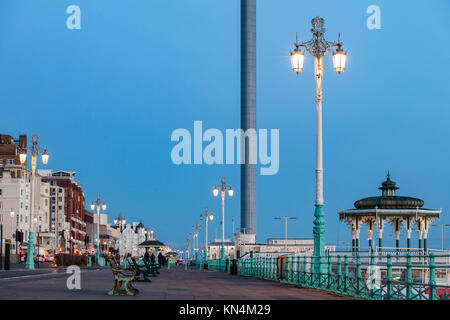 Soir sur le front de mer de Brighton, East Sussex, Angleterre. Banque D'Images