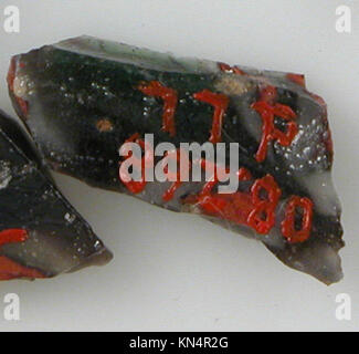 Ces fragments de verre appartiennent à un récipient historique et illustrent les anciennes méthodes de travail du verre, aidant à étudier et à préserver la culture matérielle des civilisations passées. Banque D'Images