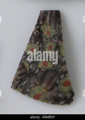 Fragments d'un récipient en verre historique d'un contexte ancien, illustrant les techniques, la décoration et la culture matérielle pertinentes à sa période. Banque D'Images