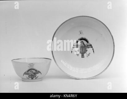 Illustration d'une tasse et d'une soucoupe en porcelaine chinoise de 1853 à 57, mettant en évidence l'artisanat, les matériaux, le design et les caractéristiques décoratives de la dynastie Qing dans un format de collection documenté. Banque D'Images