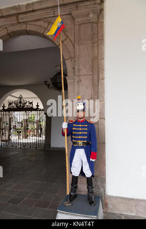 Gouvernement de l'Equateur - Garde, le palais présidentiel (Palacio de Carondelet ), Quito Equateur Amérique du Sud Banque D'Images