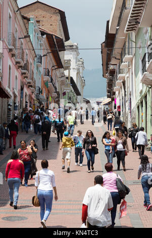 Peuple équatorien dans les rues de la capitale, Quito, Equateur, Amérique du Sud Banque D'Images