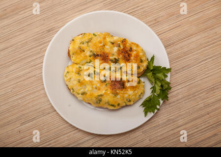 Sandwichs chauds, œuf et fromage sur une plaque blanche Banque D'Images