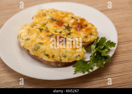 Sandwichs chauds, œuf et fromage sur une plaque blanche Banque D'Images