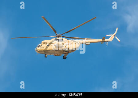 El Qantara, Egypte - Novembre 5, 2017 : un Mil Mi-8 Hip qui patrouille dans le canal de Suez en Égypte. Banque D'Images