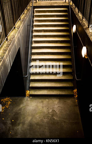 Escalier en béton ou escalier menant à un sous-sol à la Tate Modern de Londres Southwark Banque D'Images