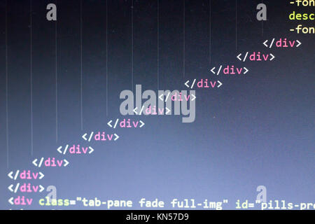 Code HTML. Le code source de programmation de l'ordinateur. L'écran Résumé de développeur web. La technologie numérique contexte moderne. Profondeur de champ Banque D'Images