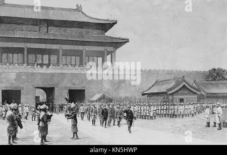 Boxer rébellion 1900, défilé militaire au Palais impérial de Beijing, photo du journal hebdomadaire français l'Illustration, 3 novembre 1900 Banque D'Images