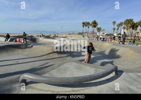 Skate boarding at Venice Beach Californie Banque D'Images